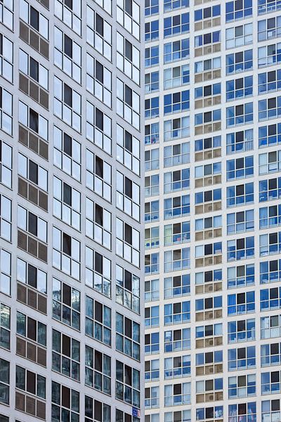 Réflexion sur la surface vitrée d'un gratte-ciel par Tony Vingerhoets