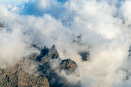 Mystische Berggipfel im dichten Nebel auf La Palma von Natalia Gebauer Studio