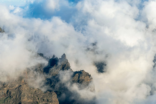 Mystische Berggipfel im dichten Nebel auf La Palma