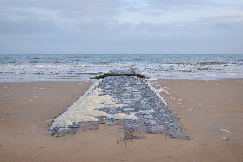 Foam on the breakwater by Johan Vanbockryck