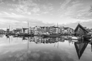 Galgewater Leiden in zwartwit van Ilya Korzelius