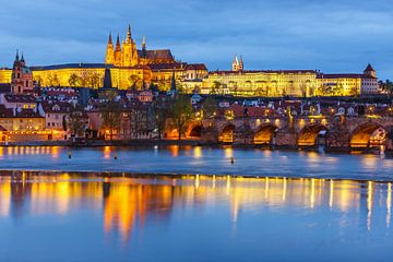 Le château de Prague et le pont Charles après le coucher du soleil sur Henk Meijer Photography