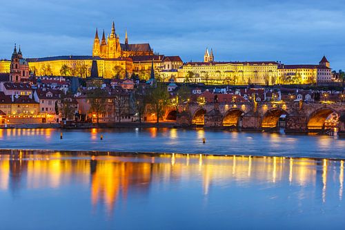 Le château de Prague et le pont Charles après le coucher du soleil sur Henk Meijer Photography