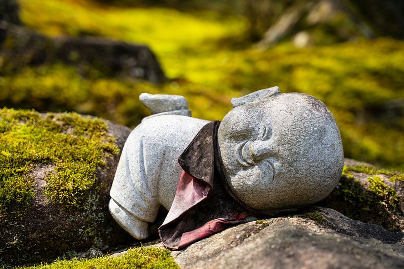 Liegender Buddha zwischen den Steinen. von Mickéle Godderis