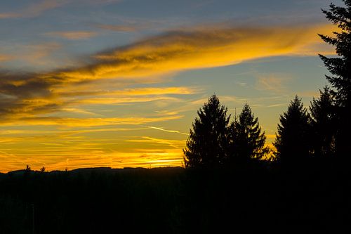 Allemagne, Brûlant paysage nuageux coucher de soleil ciel dans la nature de la forêt noire