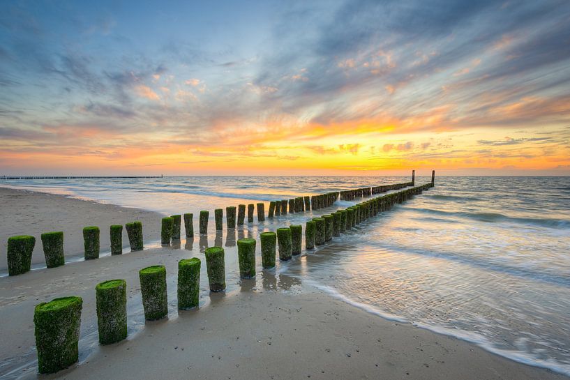 Liezen op het strand in Domburg van Michael Valjak