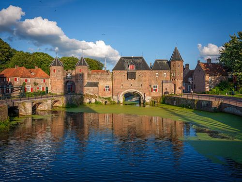 De koppelpoort van Amersfoort met blauwe lucht en wolken tijdens de zomer middag