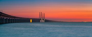 Coucher de soleil au pont de l'Oresund, Malmö, Suède sur Henk Meijer Photography