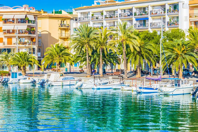 Bateaux mouillant dans le port d'Alcudia à Majorque par Alex Winter