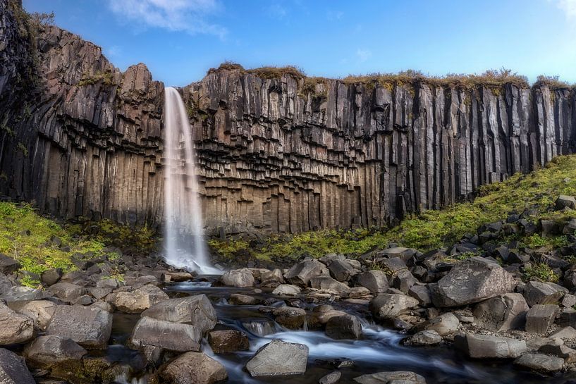Chute d'eau de Svartifoss en Islande par Dieter Meyrl