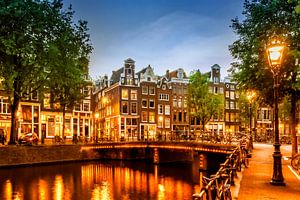 AMSTERDAM ' s avonds idylle aan de Singel