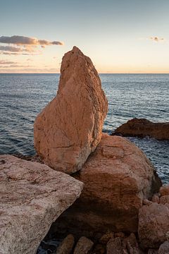 Warm avondlicht, rotsen en de Middellandse Zee van Adriana Mueller