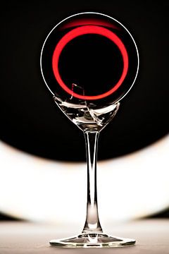 Gebroken glas met rode glazen bol tegen het licht van Stephan Zaun