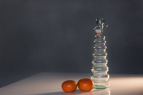 Stilleven met fles en mandarijnen