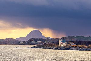 Berge, Felsen und Leuchtfeuer nahe Brønnøysund in Norwegen