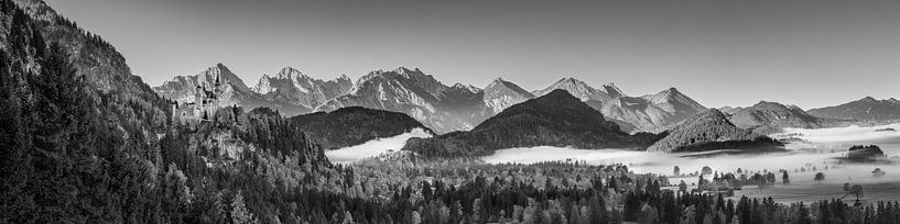 Allgäuer Alpen in Bayern mit Schloß Neuschwanstein. Schwarzweiß von Manfred Voss, Schwarz-weiss Fotografie