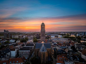 Peperbus Zwolle tijdens zonsondergang van Ben van Balgoijen