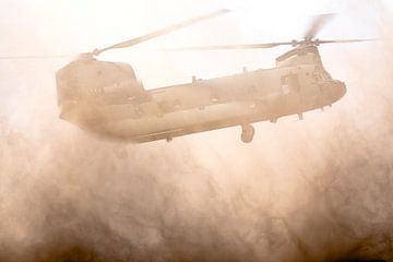 Chinook wird von Sandsturm eingehüllt von Davy van Olst