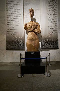 groot standbeeld van de 18e dynastie Farao Achnaton van Mohamed Abdelrazek