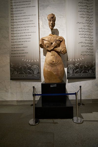 grande statue du pharaon Akhenaton de la 18e dynastie par Mohamed Abdelrazek