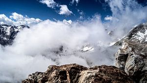 Berggipfel in den Wolken von Jana Paelinck