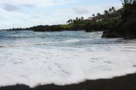 Zwart zand strand Hawaii van Louise Poortvliet thumbnail