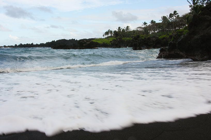 Zwart zand strand Hawaii van Louise Poortvliet