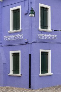 lila Haus mit grünen Fensterläden Burano Venedig