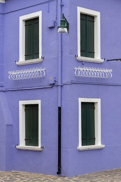 maison violette avec volets verts Burano Venise par Sander Groenendijk