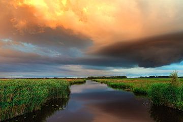 Orange Wolken am Himmel Onlanden Drenthe Niederlande von R Smallenbroek