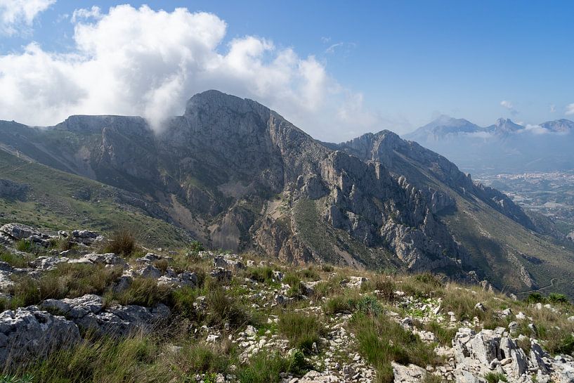 Wolken boven de bergrug van Adriana Mueller
