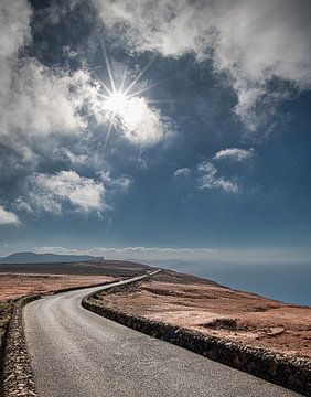 La petite route côtière qui longe le côté nord de l'île de Lanzarote