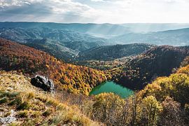 Vue d'un lac de montagne aux couleurs de l'automne dans les Vosges