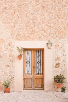 Een houten oude deur op Mallorca van Milou Emmerik