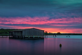 Sonnenaufgang an der Müritz mit Bootshaus von David Mrosek