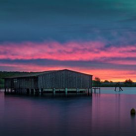 Sonnenaufgang an der Müritz mit Bootshaus von David Mrosek