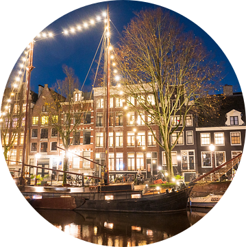 Amsterdam verlichte zeilboot in het centrum van de grachtengordel van Sjoerd van der Wal Fotografie
