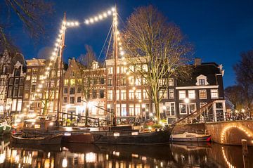 Beleuchtetes Amsterdamer Segelboot in der Grachtengegend der Innenstadt
