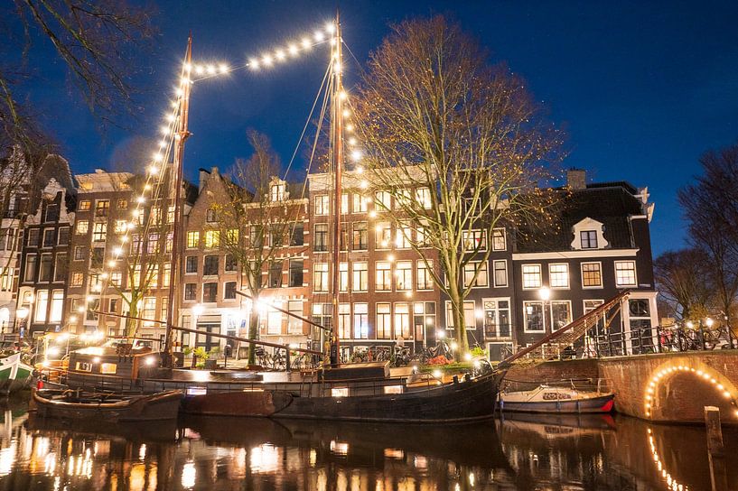 Amsterdam verlichte zeilboot in het centrum van de grachtengordel van Sjoerd van der Wal Fotografie