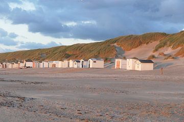 Avondsfeer met strandhuisje op het eiland Texel van christine b-b müller