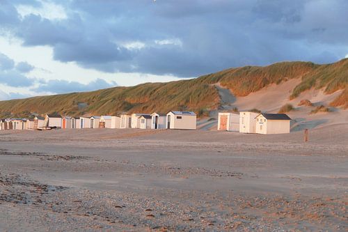 Avondsfeer met strandhuisje op het eiland Texel