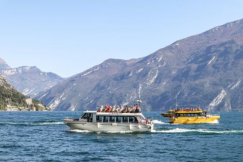 Vorbeifahrende Boote auf dem Gardasee von norsface