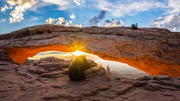 Zonsopkomst bij Mesa Arch Canyonlands van Samantha Schoenmakers