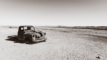 Een autowrak in de woestijn. van Gunter Nuyts