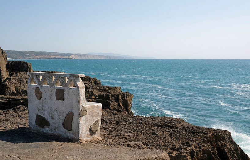 Eine Bank mit Blick aufs Meer von Lensw0rld