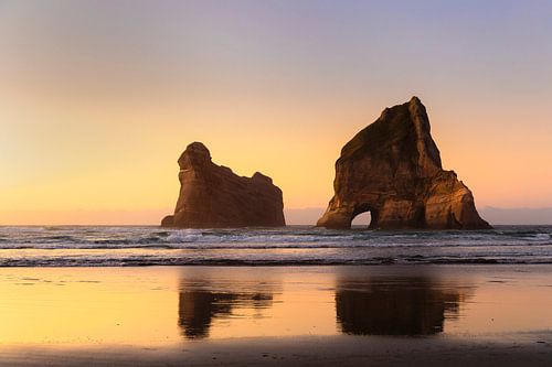 Wharariki Beach bij zonsondergang, Golden Bay, South Island, Nieuw Zeeland,