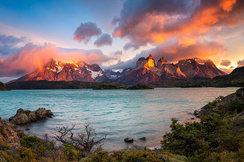 Cerro Torre Lago Pehoe le matin, Parc national Torres del Paine, Chili sur Dieter Meyrl
