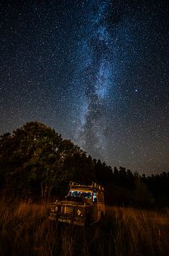 Melkweg boven verlichte Land Rover van Leon Okkenburg