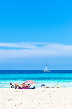 Toeristen bij mooi zandstrand van kust bij toeristenoord Cala Millor, Mallorca van Alex Winter