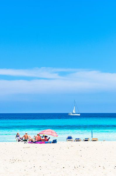 Touristen am schönen Sandstrand des Ferienortes Cala Millor, Mallorca von Alex Winter